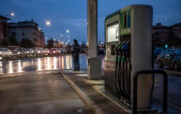 Prezzi benzina e gasolio a record: costi self service in Italia