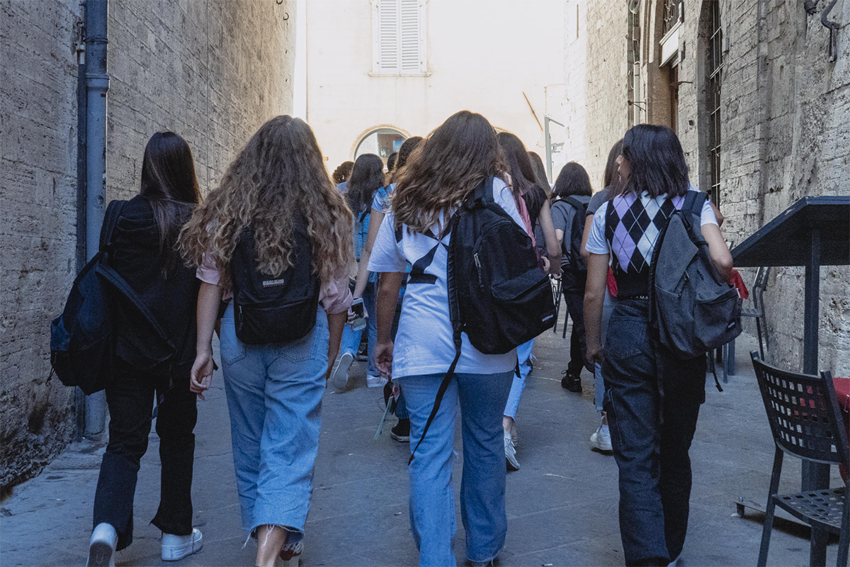 Professoressa accoltellata da studente 13enne, la sua reazione: "Vorrei incontrarlo per abbracciarlo"