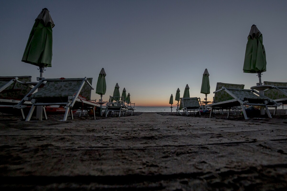 https://static.adhubmedia.com/notizie_it/wp-content/uploads/2026/09/rimini-fanno-sesso-in-spiaggia-sul-lettino-davanti-a-tutti-0d87ab26.jpg