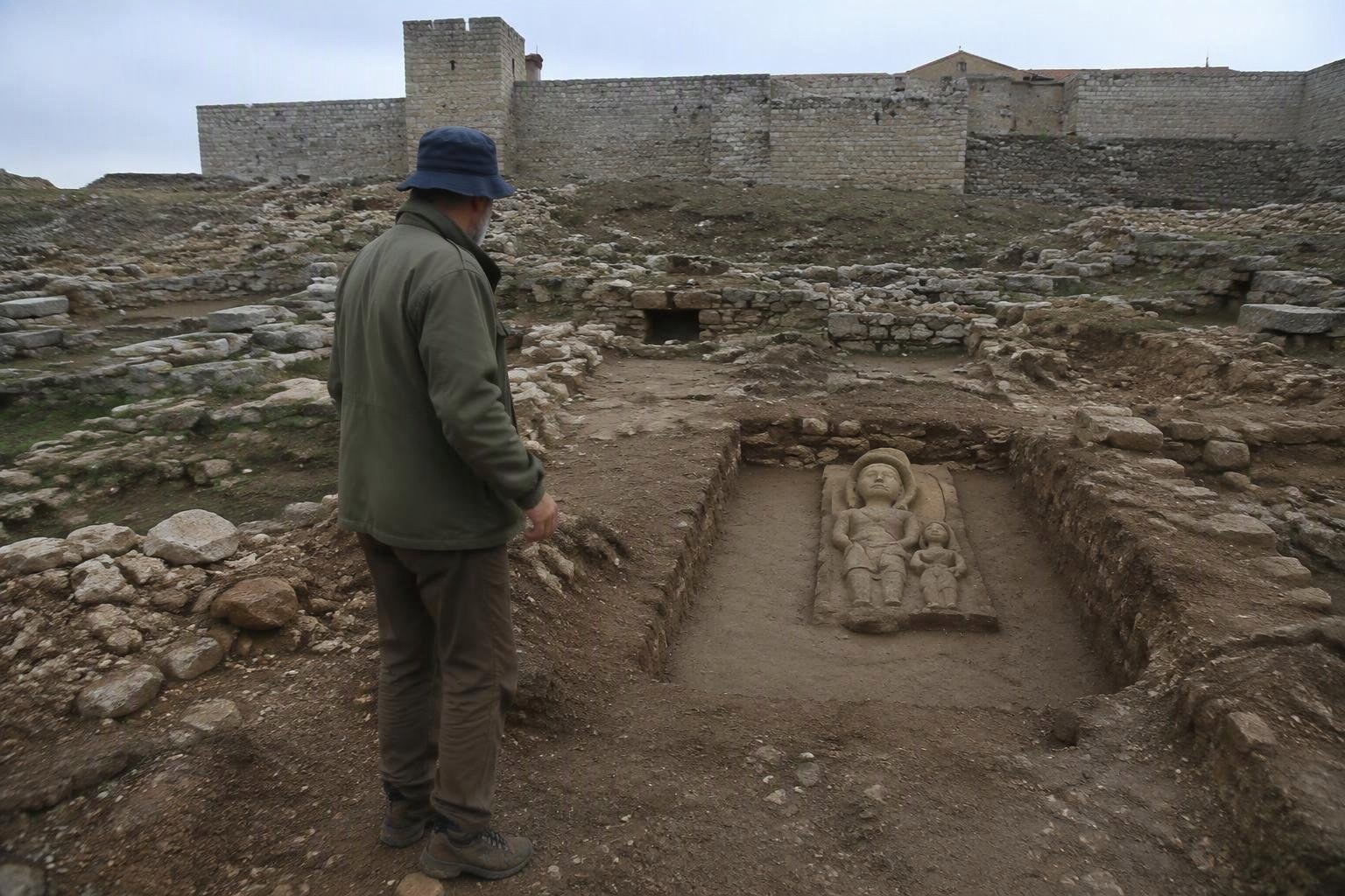 Ritrovati resti di madre e bambino in cimitero XII secolo a Siponto