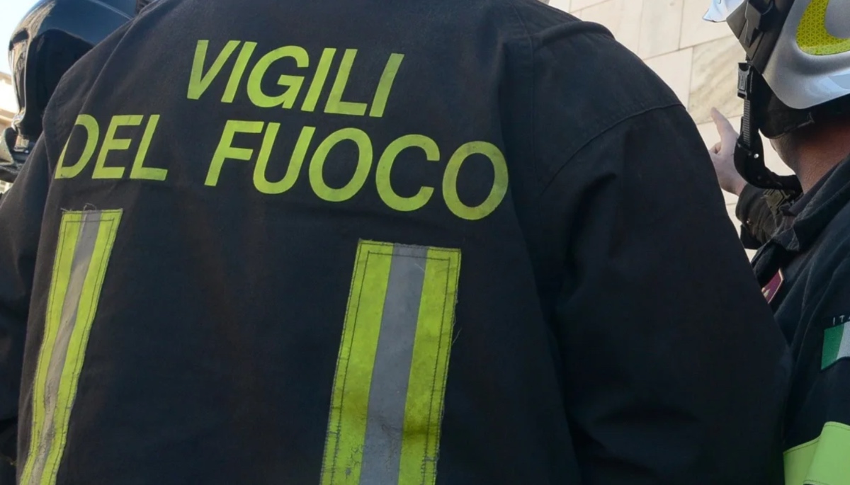 Incendio all'ultimo piano di un palazzo a Milano: intervento dei vigili del fuoco