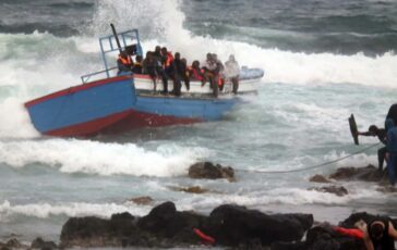 Sassaiola contro la polizia in un centro migranti a Cagliari