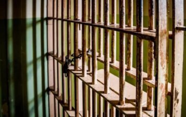 Uomo scopre tradimento della moglie ma finisce in carcere