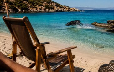 Scopri la spiaggia dei maiali di Atokos, nuova meta virale nel Mar Ionio