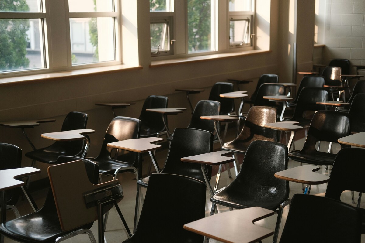 "Qui nessun* è straniero", polemica a Genova: Digos fa rimuovere cartellone a scuola, Silvia Salis lo fa riappendere