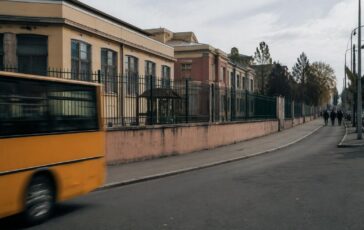 Sospensione educatrice 62 anni per abusi fisici e verbali a Roma
