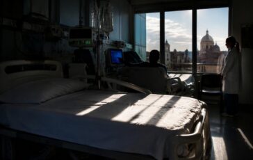 Stabili le condizioni di Emma Bonino: aggiornamenti dal ricovero a Roma