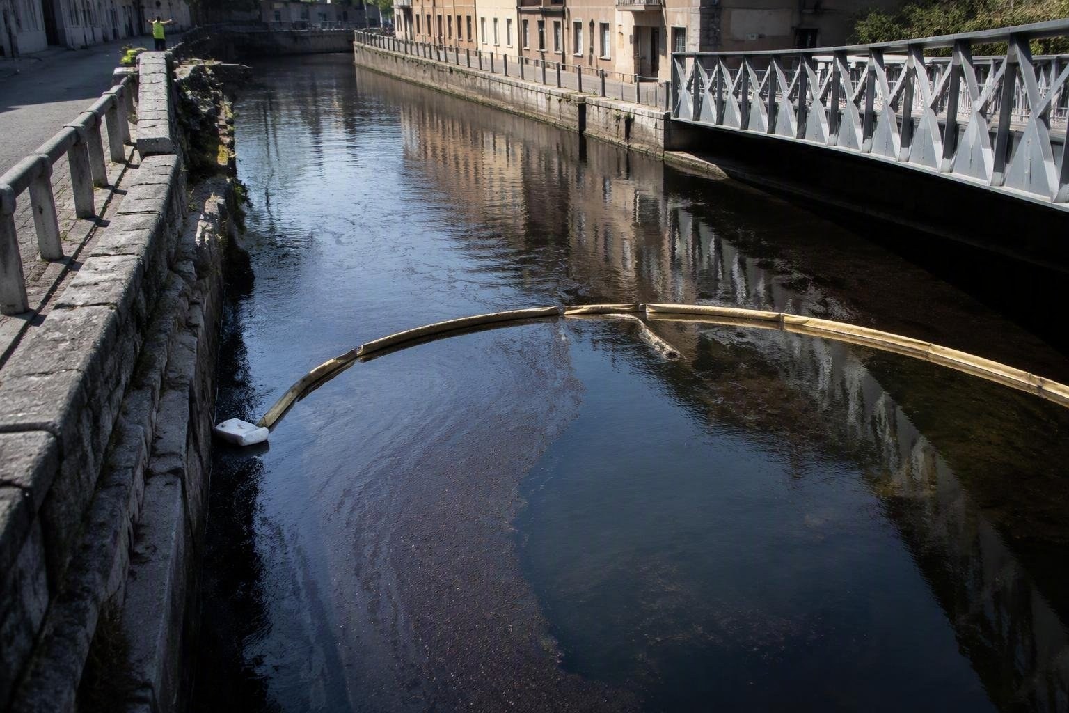 https://static.adhubmedia.com/notizie_it/wp-content/uploads/2026/09/sversamento-di-gasolio-nel-naviglio-grande-le-operazioni-di-contenimento-a-milano-az-1788593504.jpg