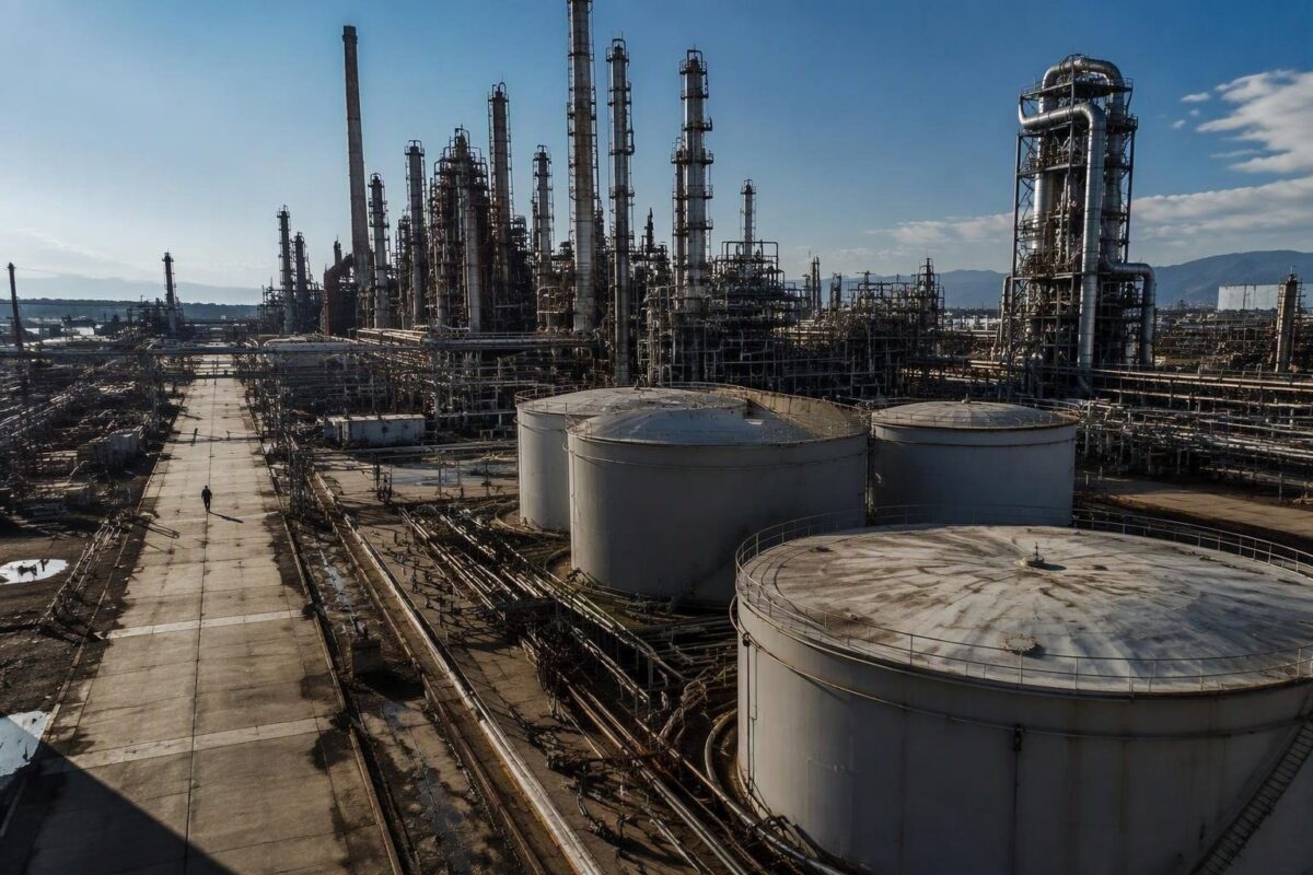 Taglio accise dimezzato, diesel sale e ministeri convocano le raffinerie