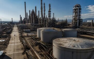 Taglio accise dimezzato, diesel sale e ministeri convocano le raffinerie