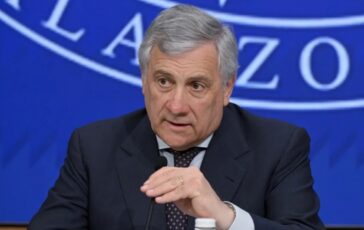 La gaffe di Tajani sul matrimonio