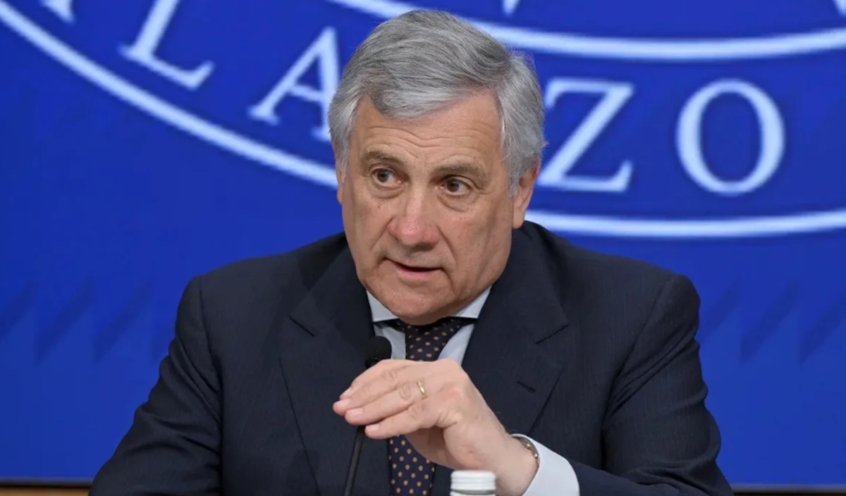 Tajani, una gaffe scatena la polemica: "Scegliete la ragazza seria, non quella vistosa"