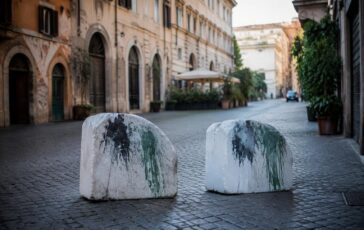 Vandalismo a via Dandolo: due memoriali della Shoah offuscati