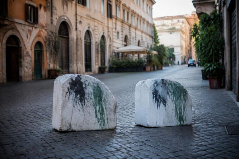 Vandalismo a via Dandolo: due memoriali della Shoah offuscati