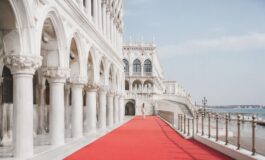 Venezia 83: Giulia De Lellis commemora la nonna con un abito unico