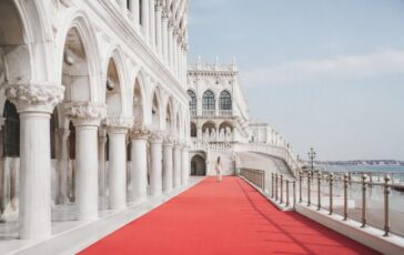 Venecijanski filmski festival '83: Giulia De Lellis odaje počast svojoj baki jedinstvenom haljinom.