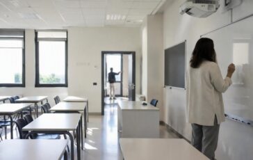 Violenza a scuola: 13enne colpisce con pugnali la docente di Centocelle