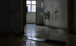 Violenza in bagno al liceo Ariosto: 14enne ferito da coltello da 15 cm