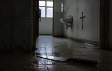 Violenza in bagno al liceo Ariosto: 14enne ferito da coltello da 15 cm