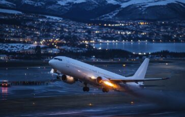 Volo Qantas in difficoltà: fiamme al motore durante il decollo da Queenstown