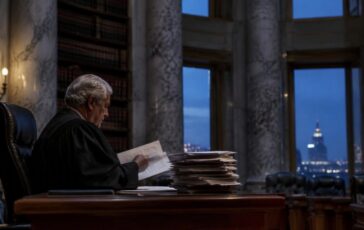 Voto per corrispondenza: la Corte suprema boccia le limitazioni di Trump