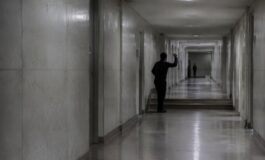 Zohran Mamdani e Pedro Sánchez giocano a basket con palline di carta