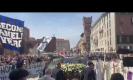 ‘Ciao Sandro a Milano lultimo saluto a Mazzola larrivo del feretro alla basilica di 265x160