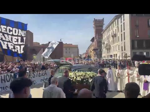 ‘Ciao Sandro’, a Milano l’ultimo saluto a Mazzola: l’arrivo del feretro alla basilica di