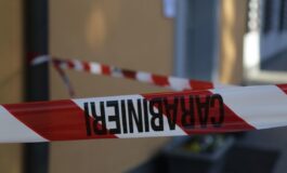Nastro della polizia con la scritta 'CARABINIERI' all'esterno di una casa.