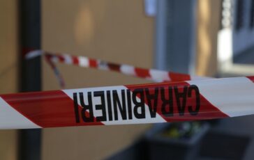 Nastro della polizia con la scritta 'CARABINIERI' all'esterno di una casa.