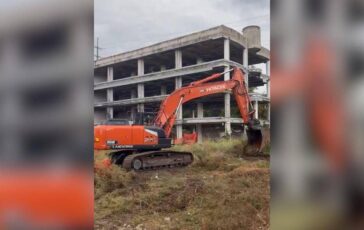 A Roma al via le operazioni di demolizione del palazzo della droga a Tor Sapienza IL VIDEO 364x230