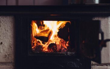 Accende il camino nella casa del figlio e manda a fuoco limmobile papa condannato a risarcire 364x230