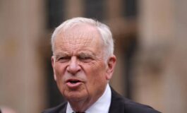 Addio a Jeffrey Archer lo scrittore britannico da oltre 300 milioni di copie aveva 86 anni la sua vita tra politica e scandali 265x160