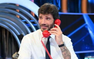 Affari Tuoi stasera non va in onda di nuovo ecco quando torna De Martino 364x230