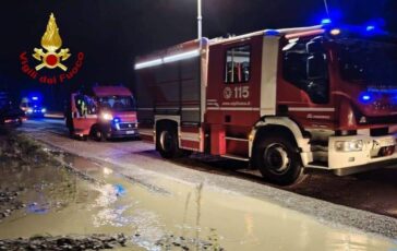 Auto travolta dalla piena del Meduna tre persone bloccate su un isolotto scatta il salvataggio aereo 364x230