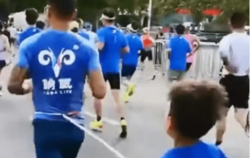Bambino legato e costretto a correre una mezza maratona runner squalificato tre anni 364x230