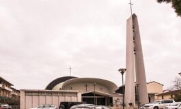 Bomba tra i fiori davanti alla chiesa il ritrovamento choc durante la festa parrocchiale 265x160