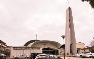 Bomba tra i fiori davanti alla chiesa il ritrovamento choc durante la festa parrocchiale 364x230