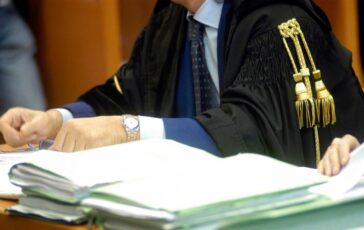 Cade sulle assi di legno al cimitero di Soffiano e si frattura anca e femore risarcimento di oltre 30mila euro 364x230