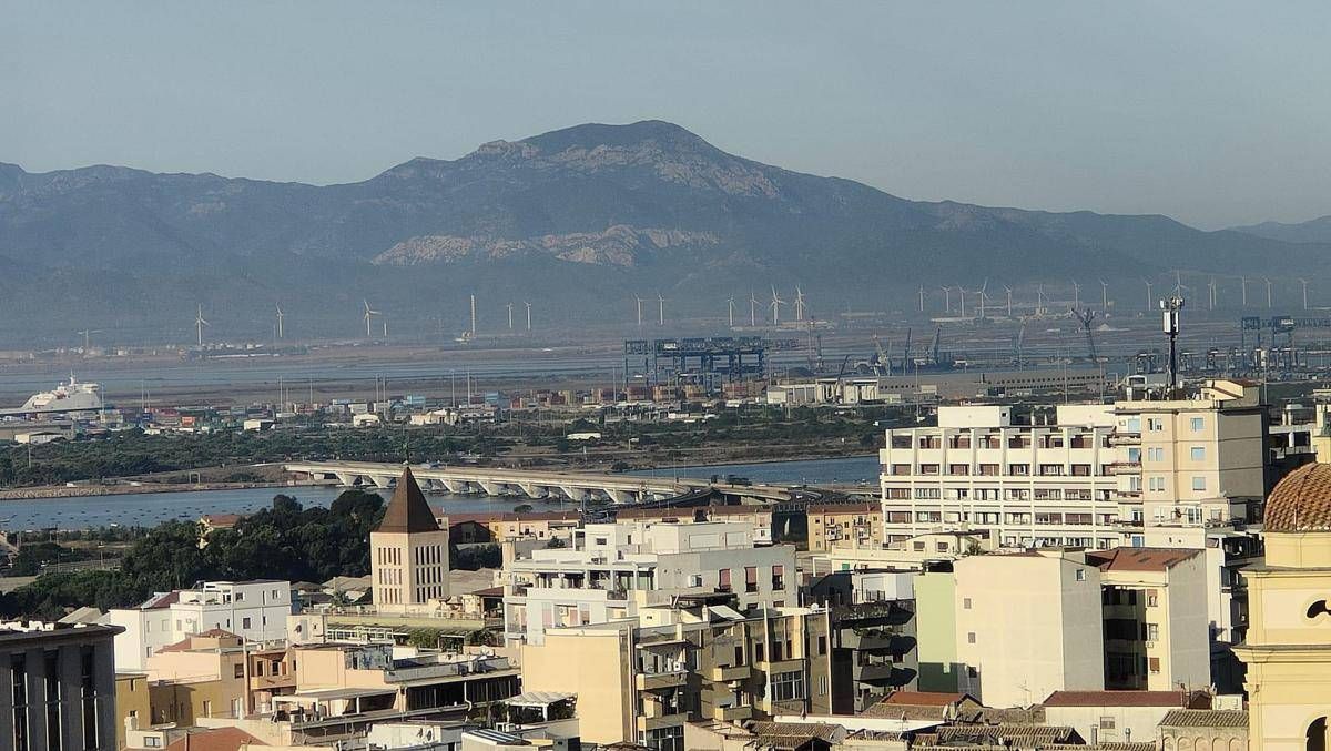 Cagliari, operaio morto schiacciato da tubi al Porto Canale