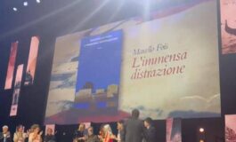 Campiello Marcello Fois vince ledizione 2026 con Limmensa distrazione. La dedica a Murgia Una donna bellissima 265x160