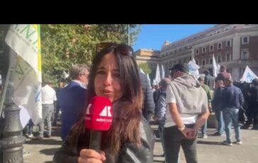Caro carburante a Roma protesta di taxi e Ncc sotto il ministero dei Trasporti Videonews 364x230
