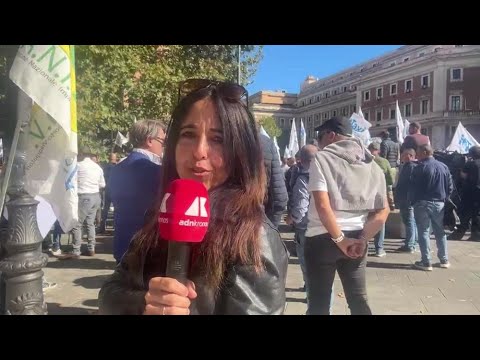 Caro carburante, a Roma protesta di taxi e Ncc sotto il ministero dei Trasporti - Videonews