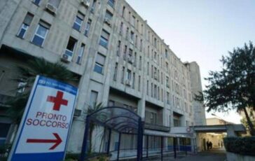 Cede un balcone a Napoli quattro feriti due sono ricoverati in codice rosso 364x230