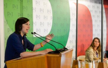 Centrosinistra il messaggio di Schlein Uno non vale uno. Conte Si va alle primarie 364x230
