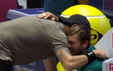 Cobolli si fa male nel derby e scoppia a piangere Berrettini lo abbraccia 364x230