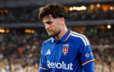 Como Manchester United Baturina giu in area i lariani chiedono il rigore larbitro lascia correre 364x230