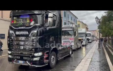 Continua la protesta di autotrasportatori e agricoltori tir e trattori in corteo a Campobasso 364x230