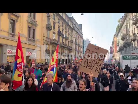 Cortei Milano, la protesta unisce le generazioni 'la cultura disarma'