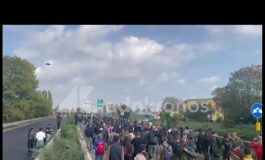 Cortei a Milano migliaia di manifestanti invadono la tangenziale 265x160